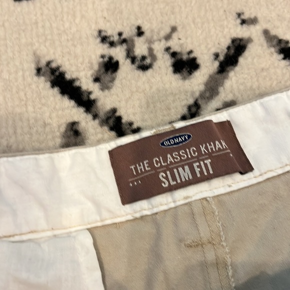 Old navy slim fit khaki pants - Picture 3 of 11